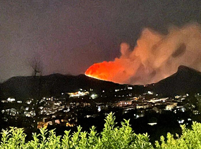 Salerno, incendio avvolge la collina del Castello Arechi