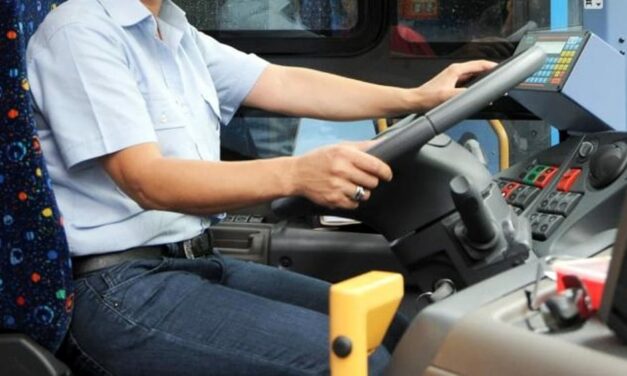 Autobus in avaria, passeggero aggredisce l’autista: la solidarietà dei sindacati
