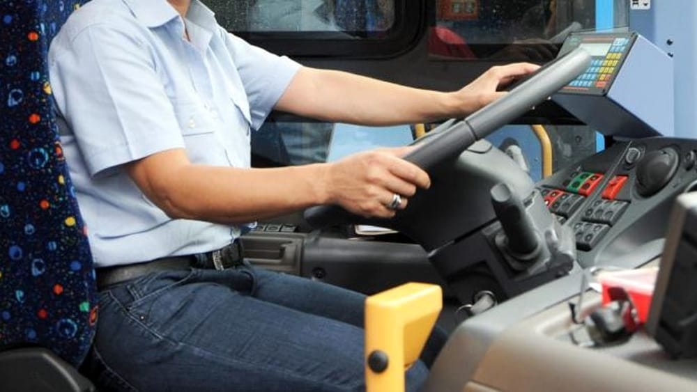 Autobus in avaria, passeggero aggredisce l’autista: la solidarietà dei sindacati