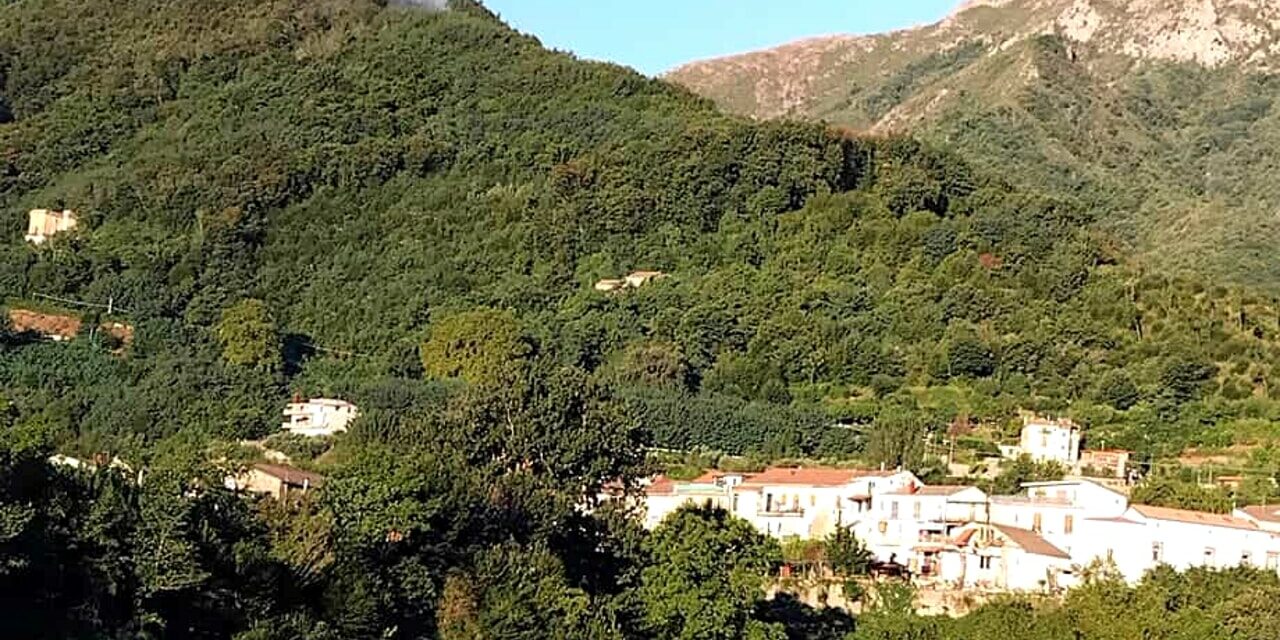 Bruciano ancora le montagne, il fuoco divora la zona di Crocelle